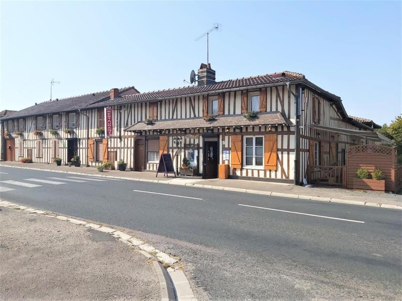 La Petite Auberge Chatelraould-Saint-Louvent Exteriör bild